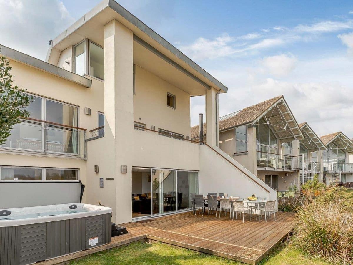 Cotswolds Lakehouse, With Hot Tub & Spa Access, Lower Mill Estate Somerford Keynes Luaran gambar