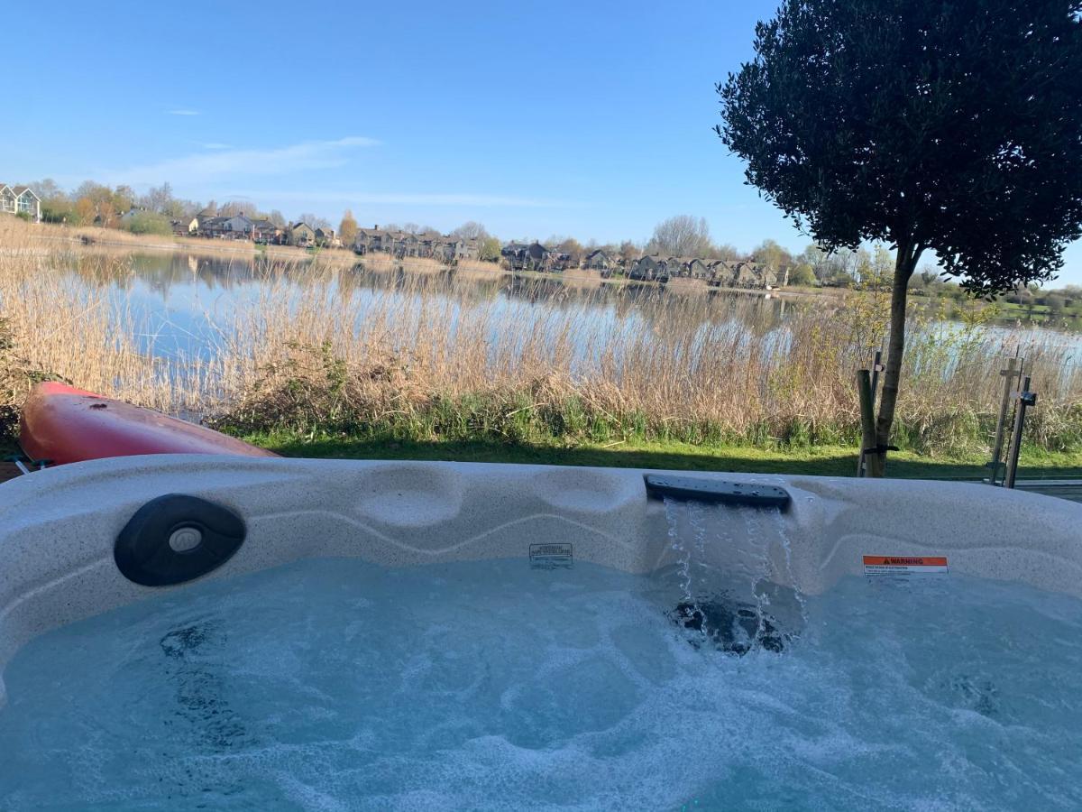 Cotswolds Lakehouse, With Hot Tub & Spa Access, Lower Mill Estate Somerford Keynes Luaran gambar